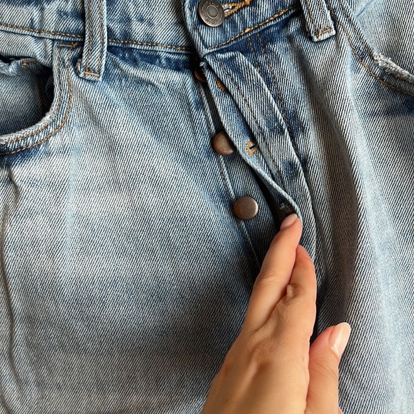 CELLO Light-Washed Distressed Raw Hem Jeans - Picture 5 of 7